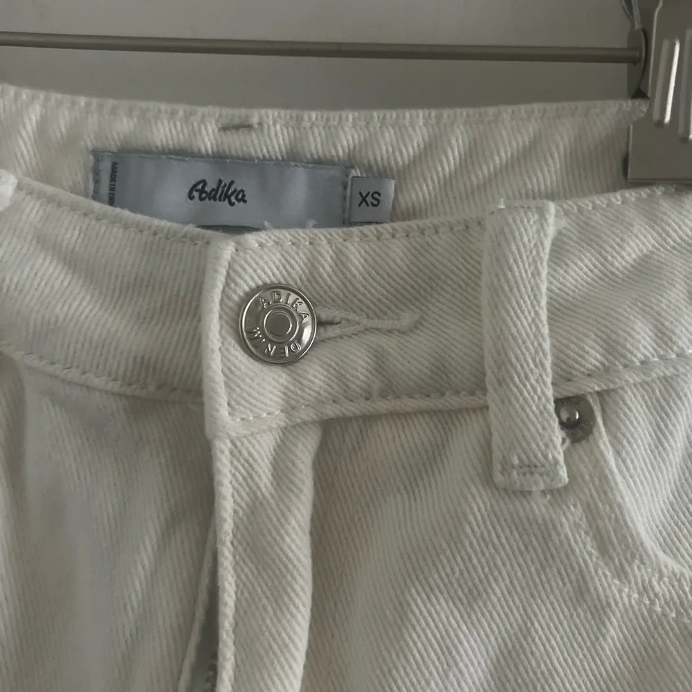 Adika Off White Ivory Denim Shorts Sun & Moon 🌙 🌞 Sz XS 00/0 #boho #daisydukes - Picture 3 of 3